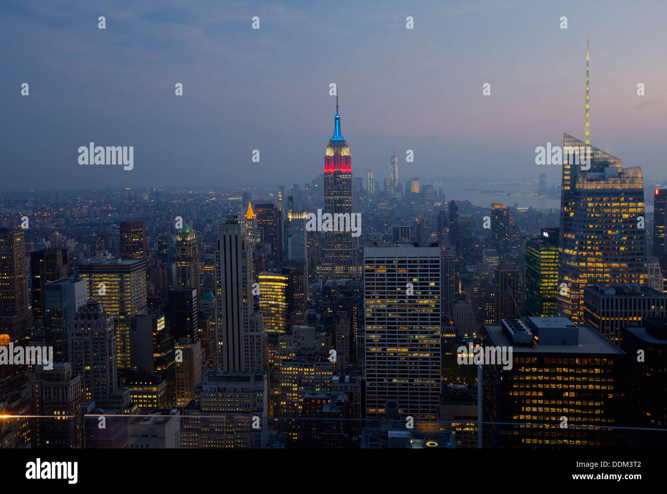 Vue aérienne de l'Empire State Building de nuit (New York City) Banque D'Images