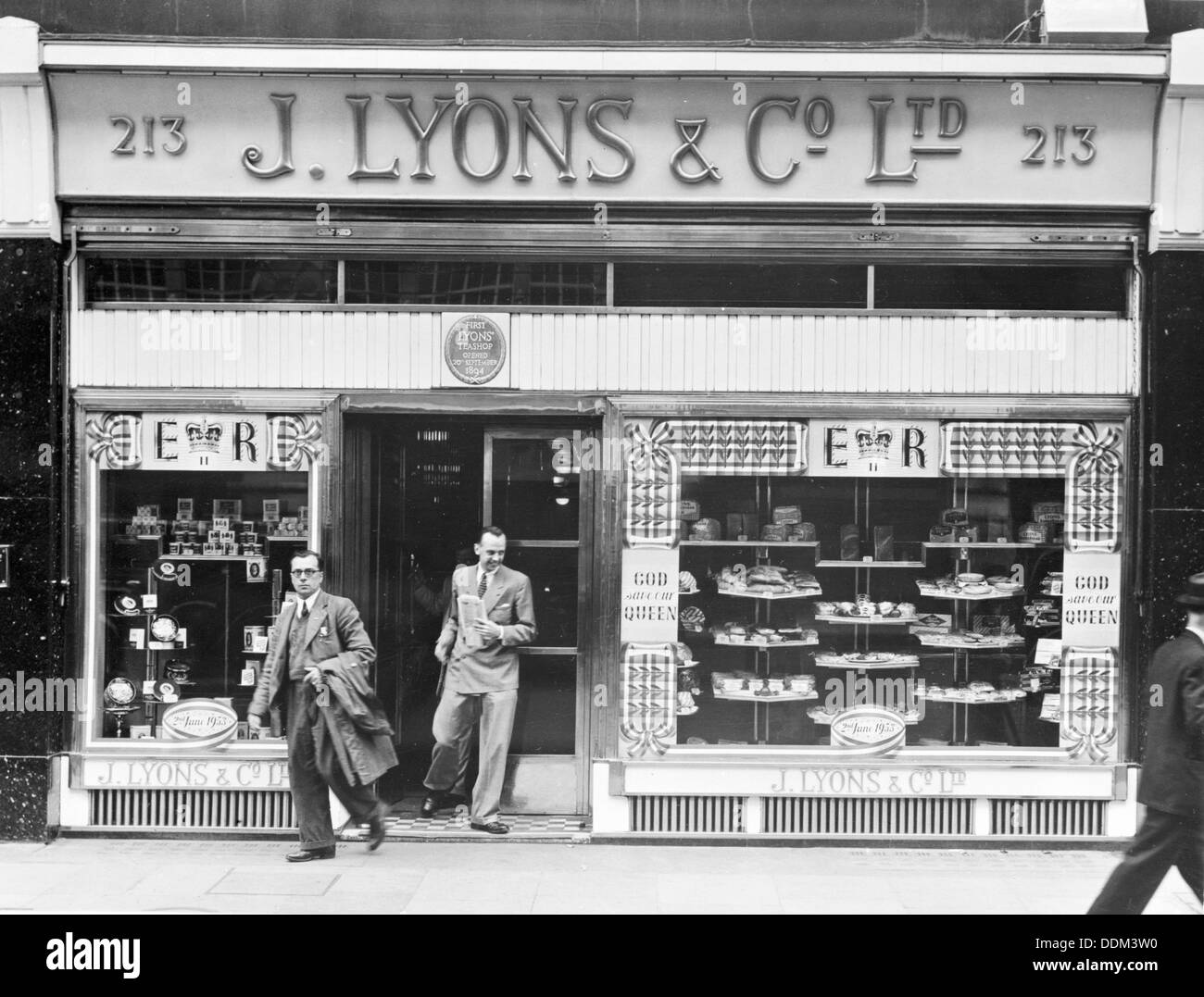 L'extérieur d'un magasin de thé Lyons le long de Piccadilly, Londres, 2 juillet 1953. Artiste : Inconnu Banque D'Images