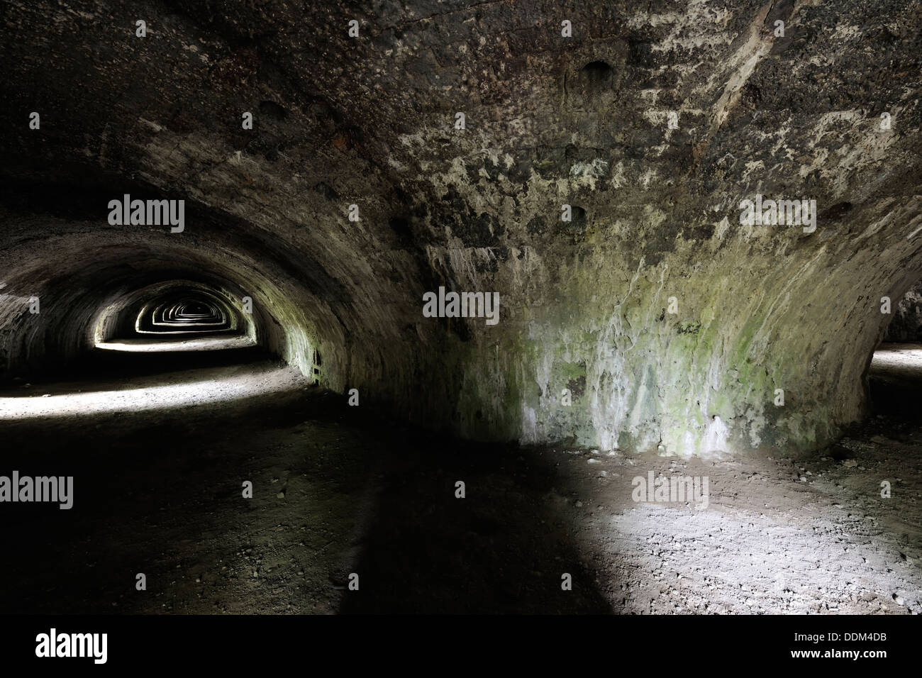 Faisceaux de lumière dans la maison Victorienne historique du four à chaux à Langcliffe, régler, dans le Yorkshire Dales National Park, England Banque D'Images