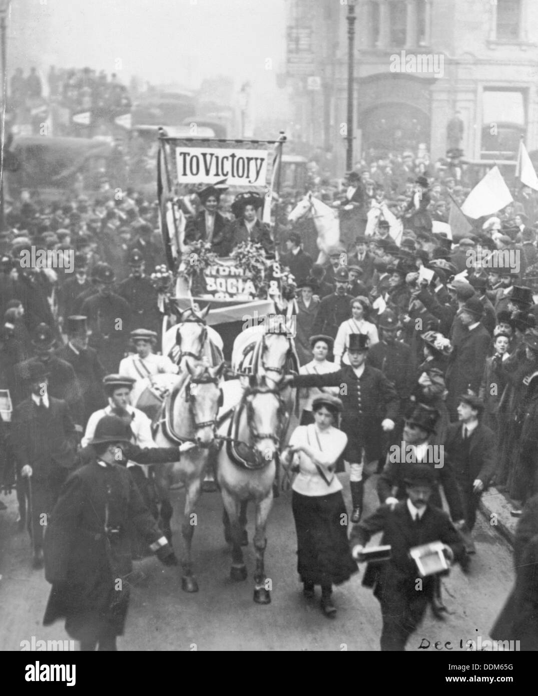 Emmeline Pankhurst et Sylvain Pankhurst après une partie dans les Inns of Court Hotel, 1908. Artiste : Inconnu Banque D'Images