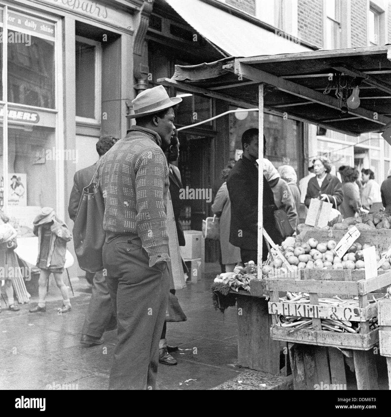 L'homme afro-antillaise dans un marché, Londres, c1960-c1980. Artiste : Henry Grant Banque D'Images