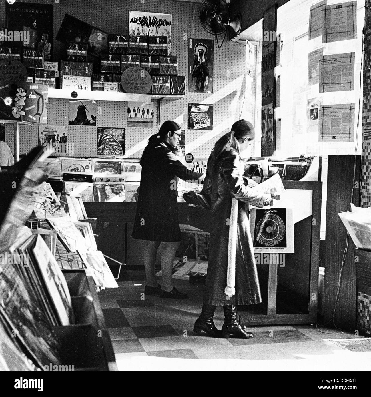 Deux femmes dans un magasin de disques à Londres, c1960s. Artiste : Henry Grant Banque D'Images