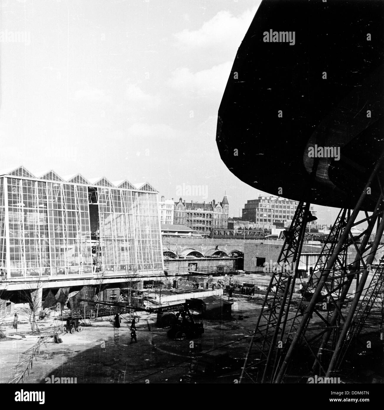 Site de construction, South Bank, Londres, 1951. Artiste : Henry Grant Banque D'Images