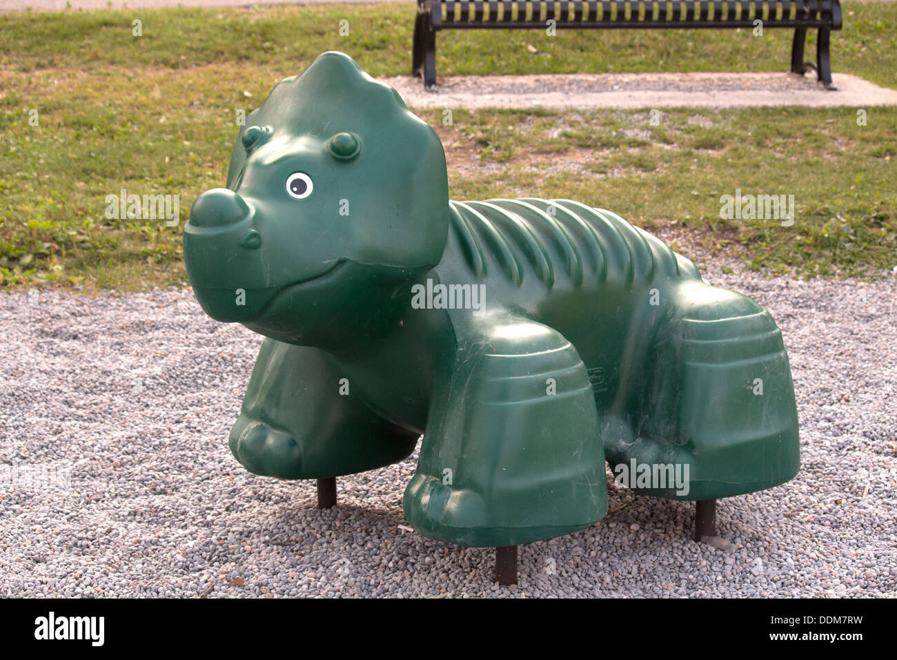 Dinosaure vert en plastique en jeu pour enfants en Ontario, 1838 Banque D'Images