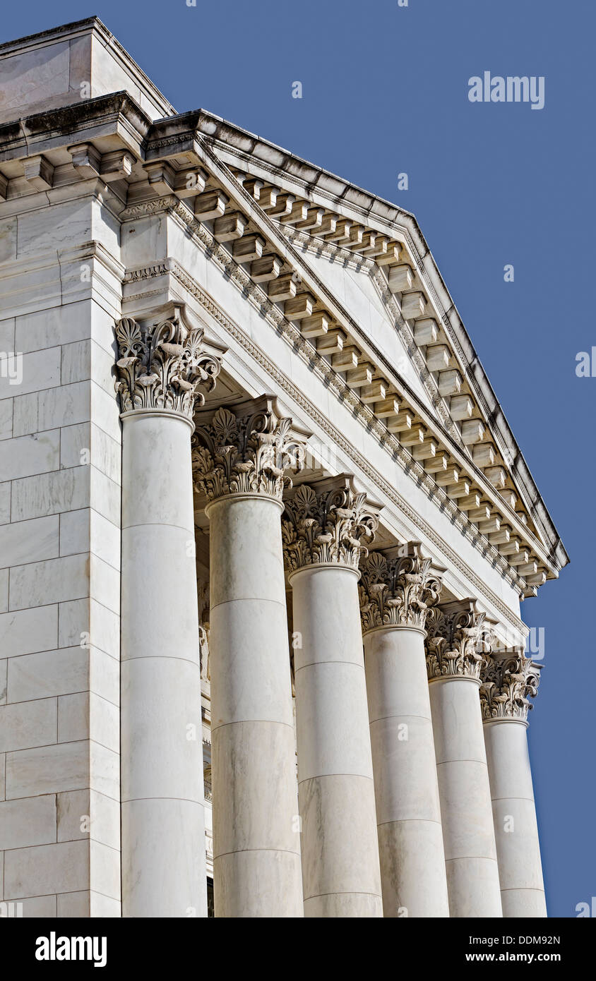Les détails architecturaux de la colonnes corinthiennes sur l'avant de l'amphithéâtre du Souvenir au Cimetière National d'Arlington Banque D'Images