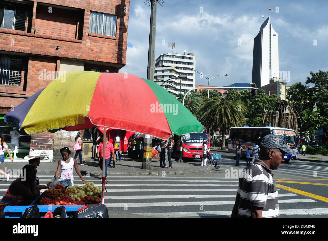Tour coltejer medellin Banque de photographies et d’images à haute ...