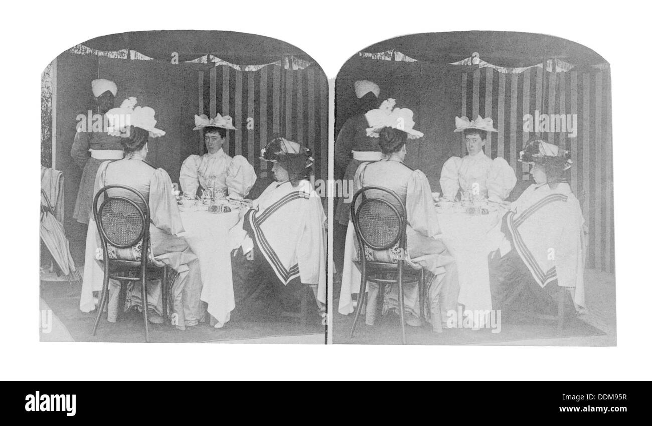 La reine Victoria au petit déjeuner, c1890. Artiste : Inconnu Banque D'Images