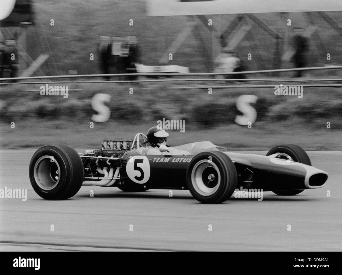 Jim Clark au volant de la Lotus 49 au Grand Prix de Grande-Bretagne, Silverstone, 1967. Artiste : Inconnu Banque D'Images