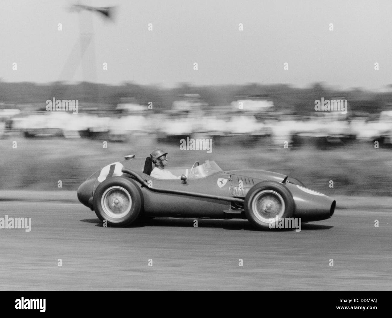 Peter Collins dans une Ferrari Dino, Grand Prix de Grande-Bretagne, Silverstone, 1958. Artiste : Inconnu Banque D'Images