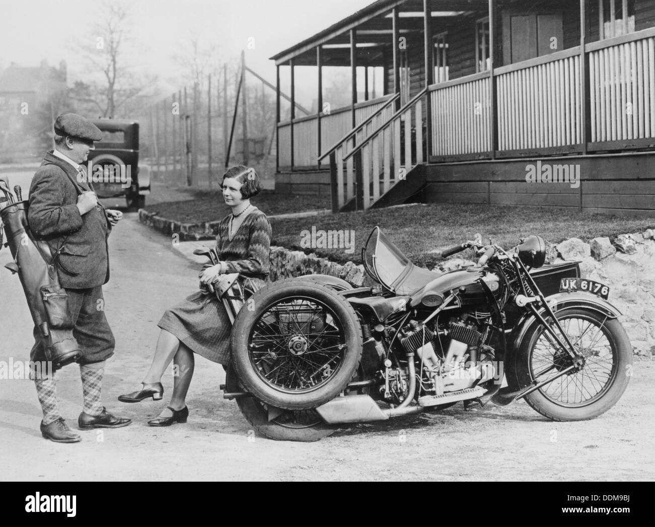 Les golfeurs avec un 1939 SJA et side-car, (c1939 ?). Artiste : Inconnu Banque D'Images