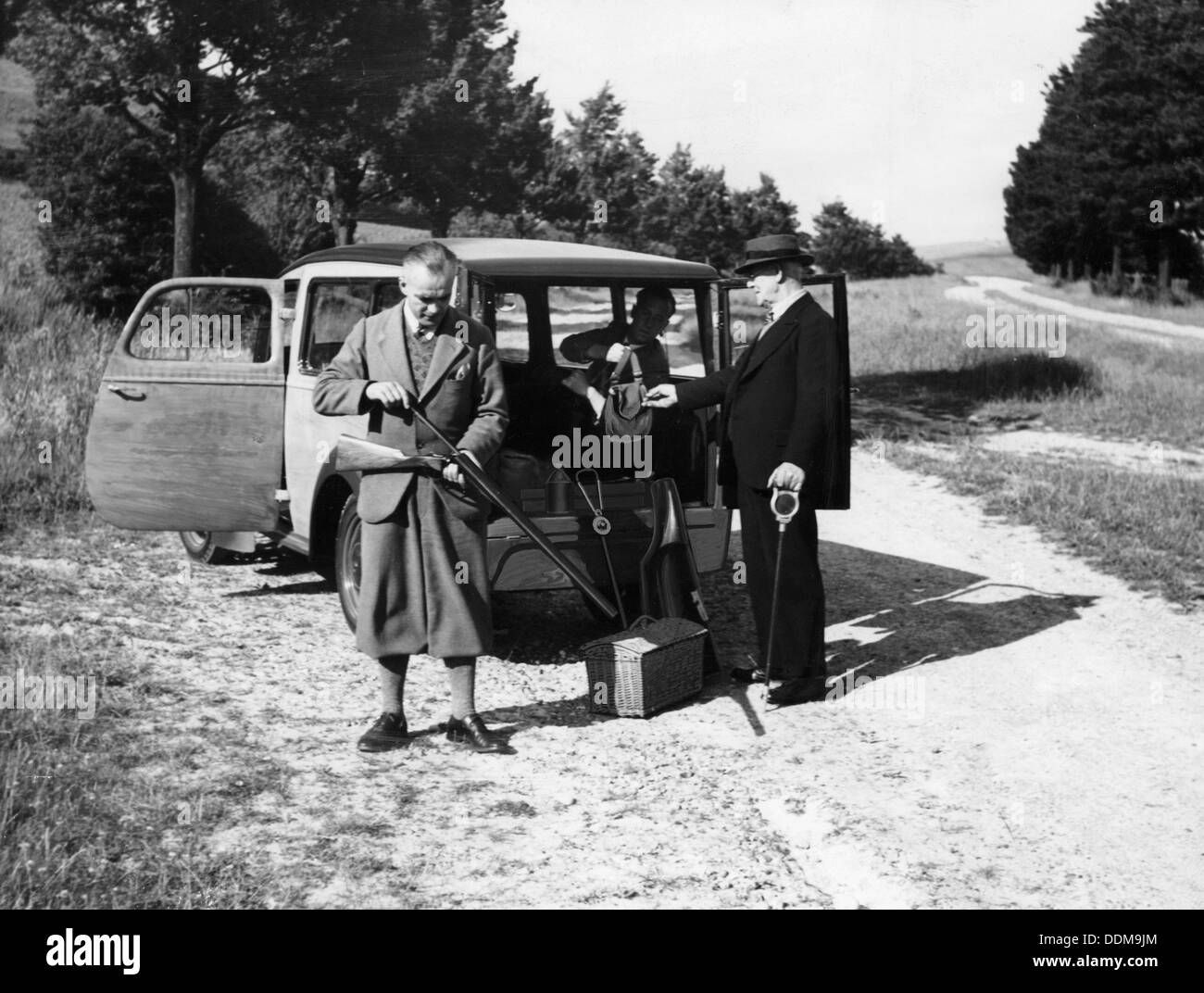 Les hommes sur un tournage avec un 1939 Bedford HC 5/6cwt, c1939. Artiste : Inconnu Banque D'Images