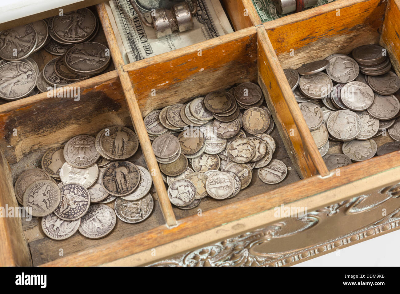 Tiroir caisse vintage de l'argent avec de vieux US coins. Banque D'Images