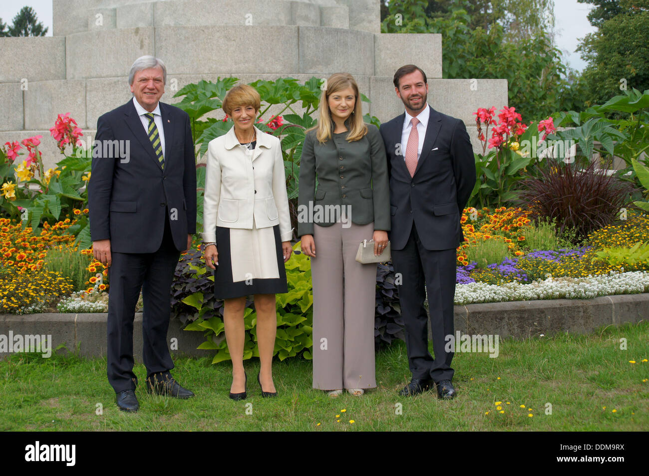 Grand-duc et duchesse Guillaume et Stéfanie du Luxembourg et ministre principal de Hesse, Volker Bouffier avec épouse Ursula visiter le monument de Nassau à Wiesbaden. Banque D'Images