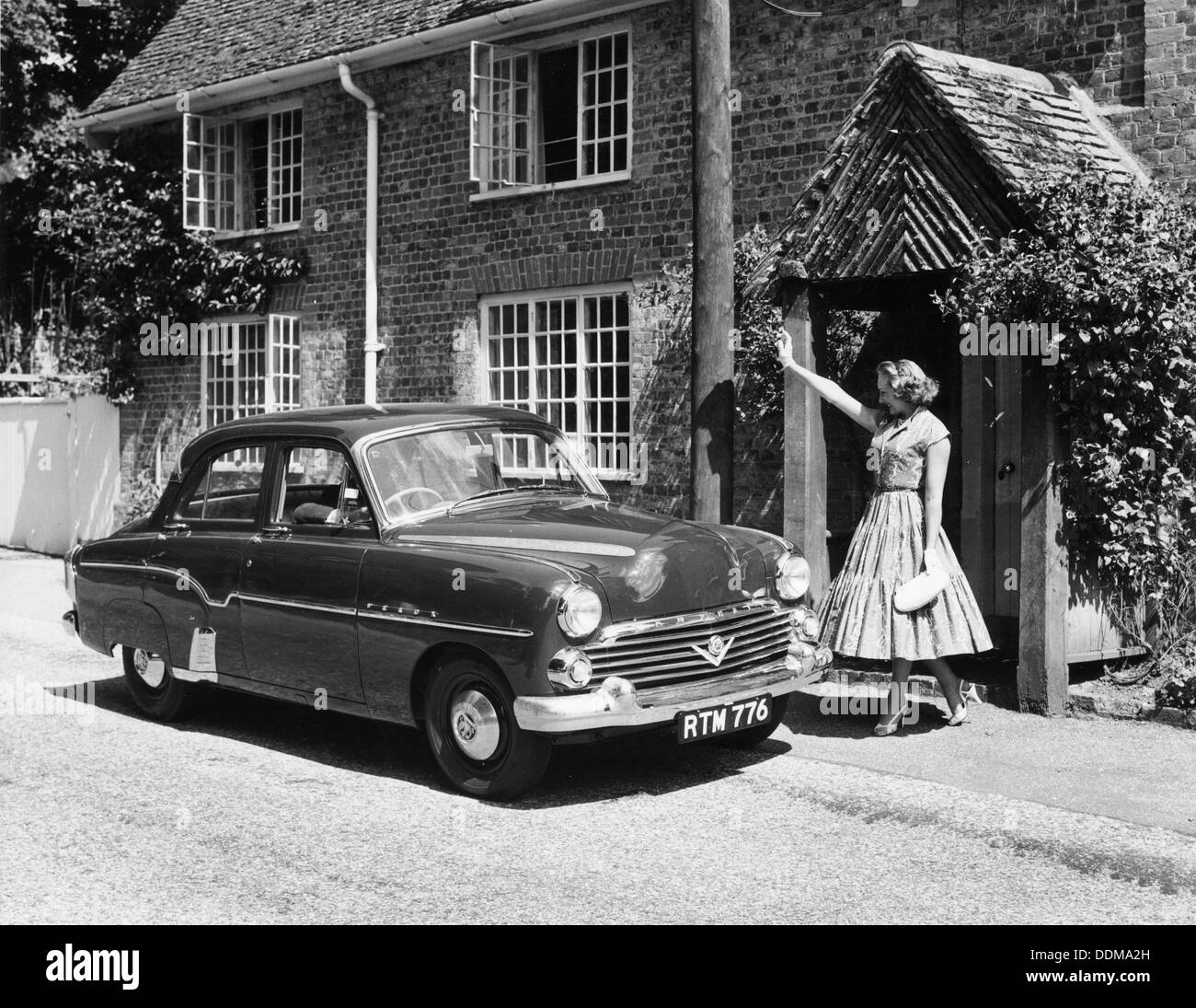 1956 Vauxhall Velox, (c1956 ?). Artiste : Inconnu Banque D'Images