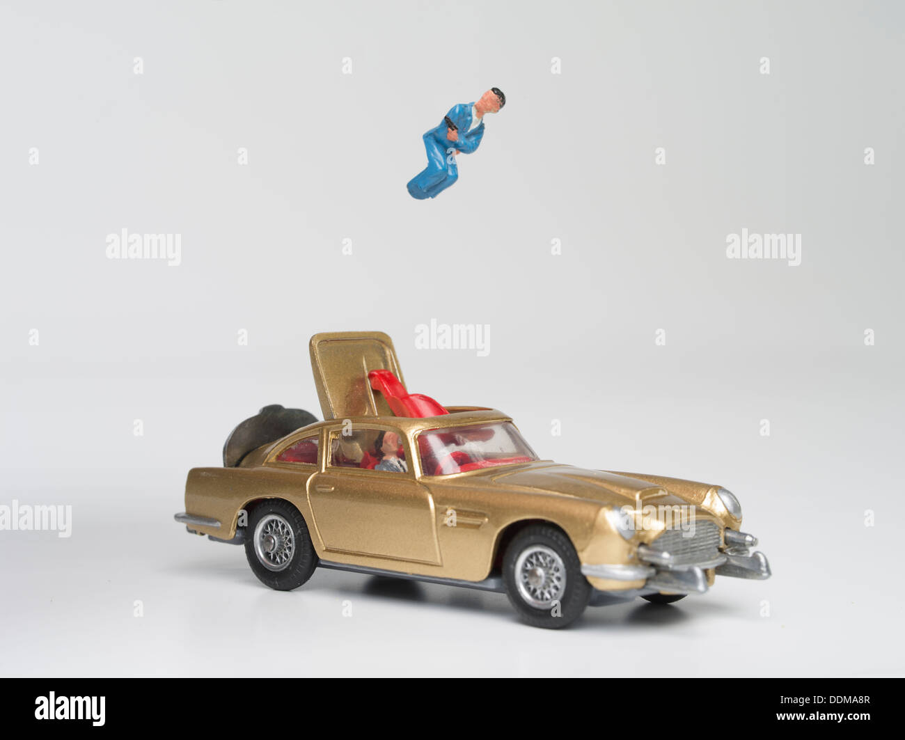 Corgi Toys (261) Modèle moulé de James Bond Aston Martin DB5 dans Goldfinger avec siège éjectable produites en 1965 Banque D'Images