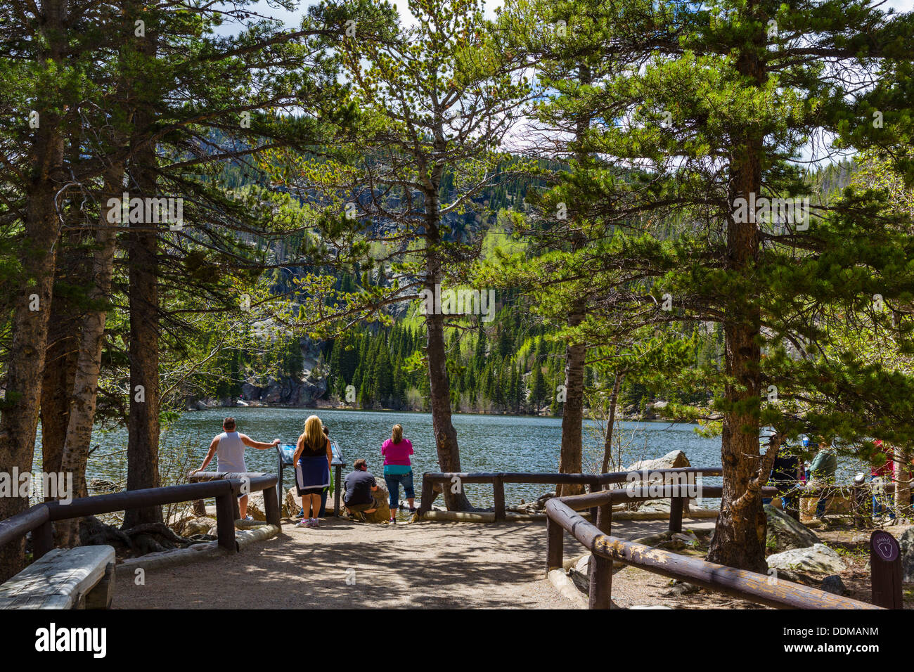 Les touristes sur le sentier du lac de l'Ours, Rocky Mountain National Park, Colorado, USA Banque D'Images