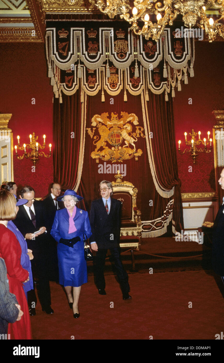 Sa Majesté la Reine Elizabeth II et Son Altesse Royale le duc d'Édimbourg arrivent pour une réception dans la salle du trône de St James's Palace, Londres, Grande-Bretagne Banque D'Images