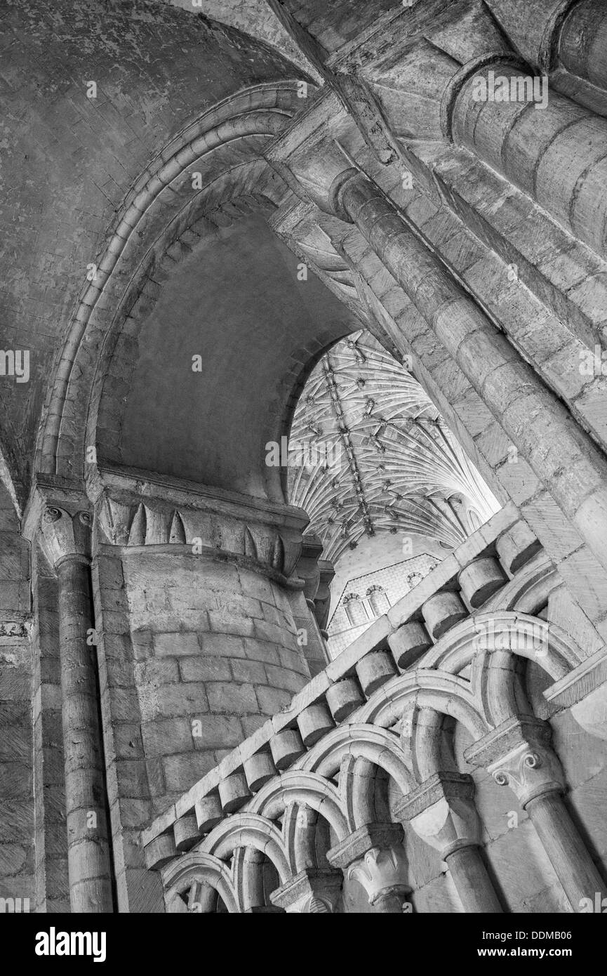 Voltige au-dessus du presbytère de la cathédrale de Norwich en ambulatoire. Banque D'Images