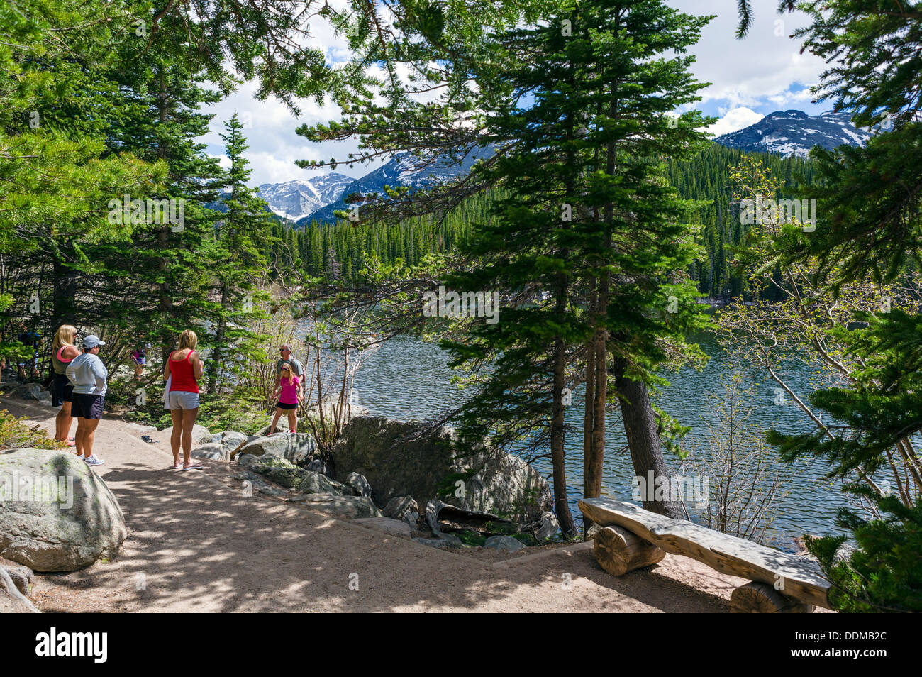 La famille sur le sentier du lac de l'ours en été, Rocky Mountain National Park, Colorado, USA Banque D'Images