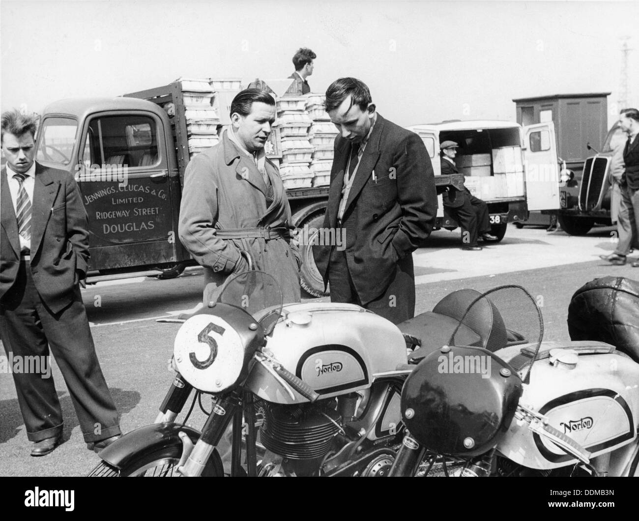 John Surtees avec Norton motorcycles, 1954. Artiste : Inconnu Banque D'Images