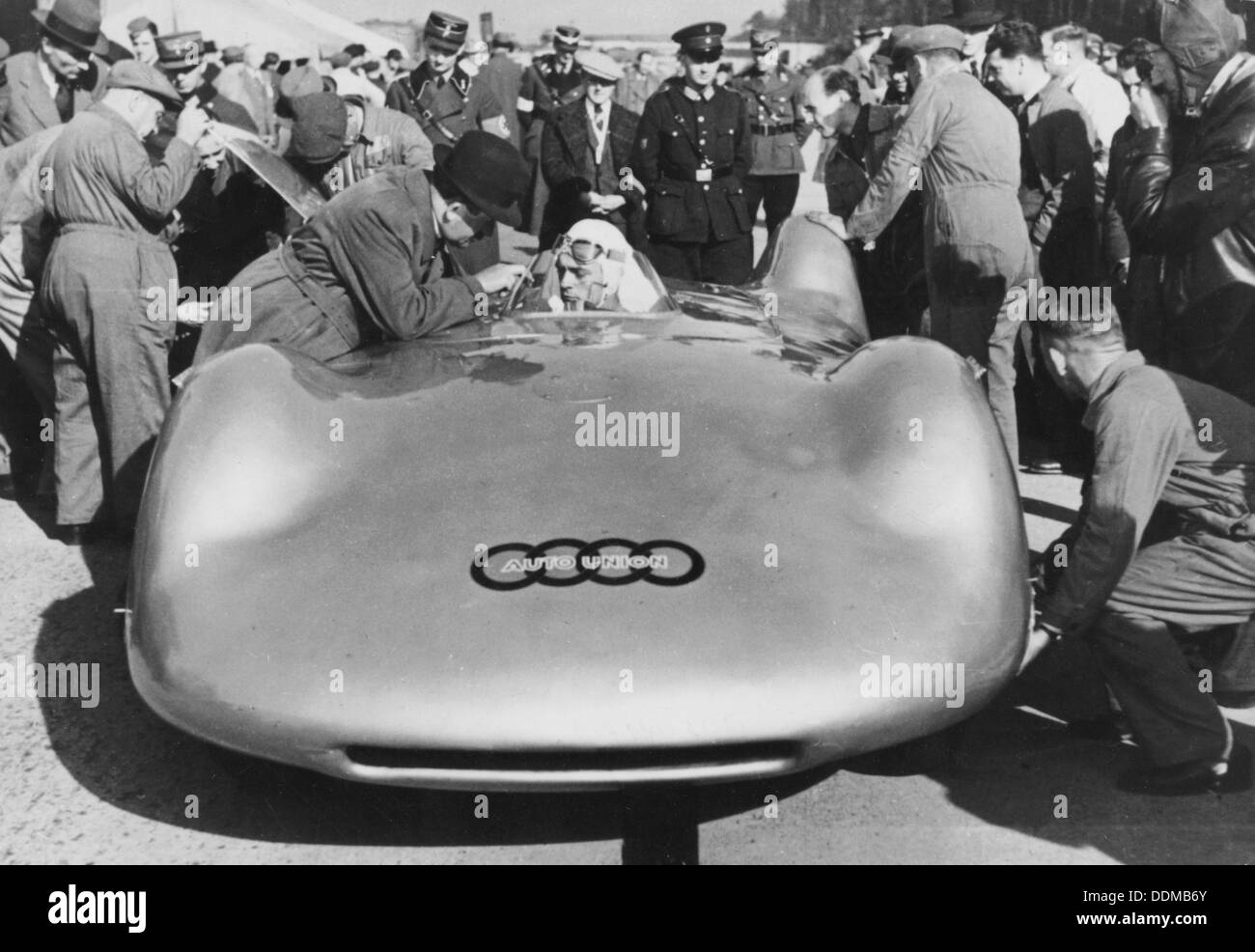 Bernd Rosemeyer et Ferdinand Porsche avec Auto Union, c1937-c1938. Artiste : Inconnu Banque D'Images