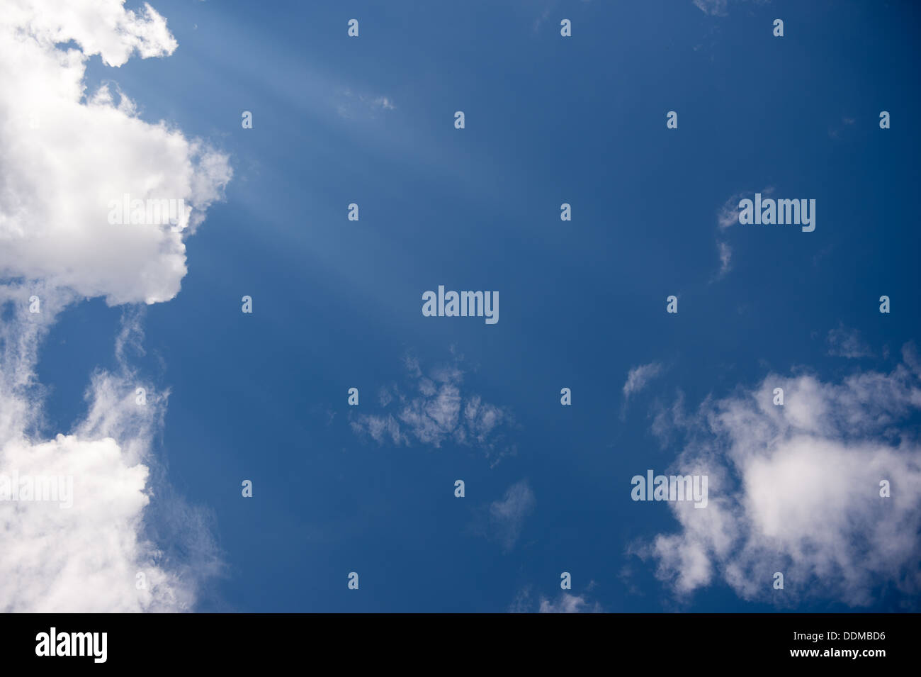 Nuages contre un ciel bleu Banque D'Images