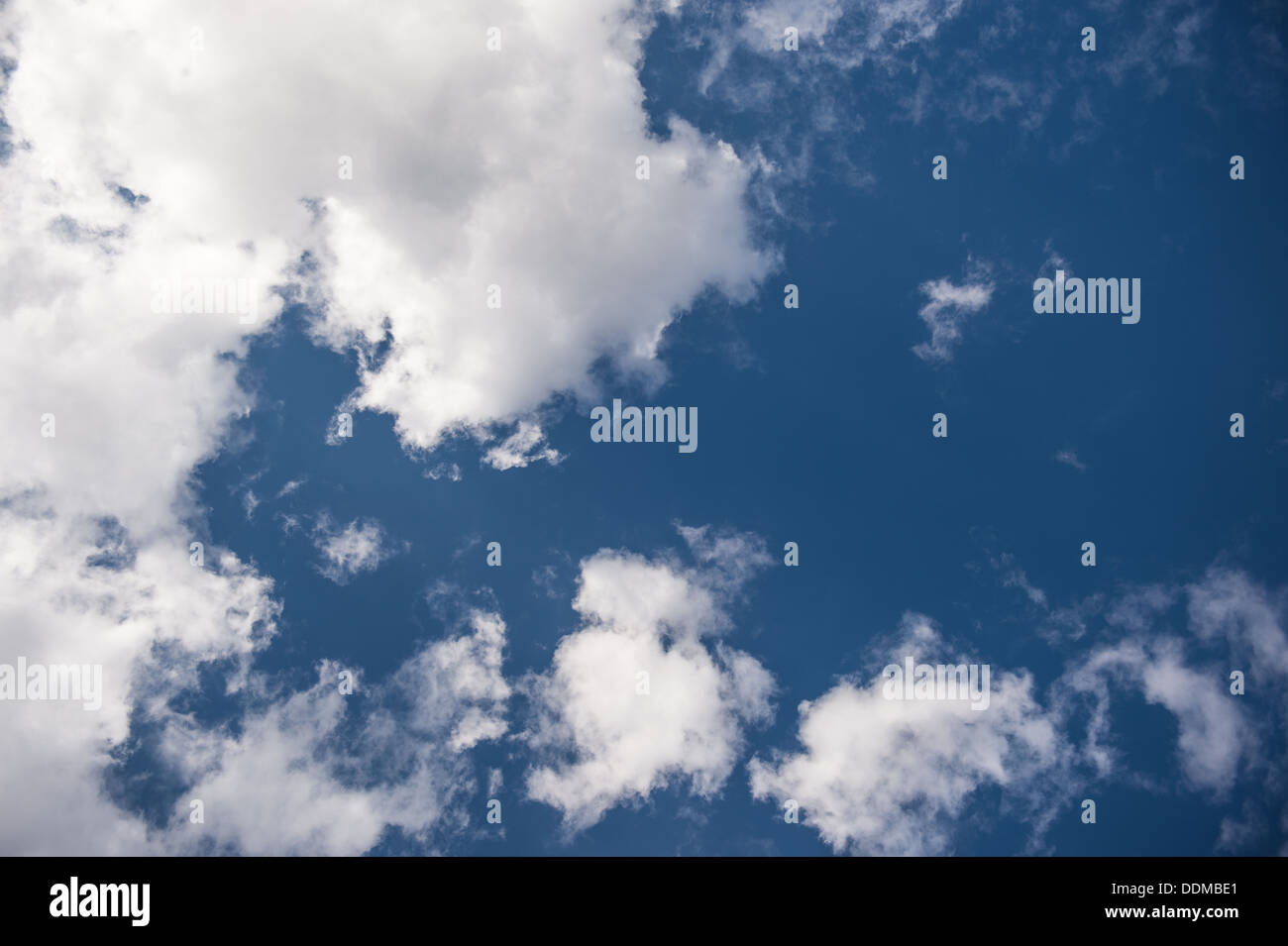 Nuages contre un ciel bleu Banque D'Images