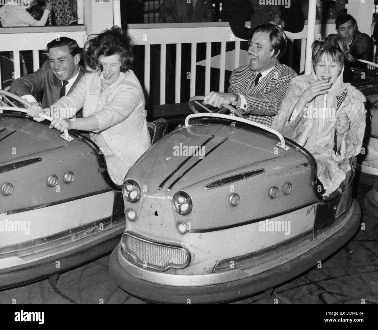 Graham Hill et Jim Clark sur Dodgem cars à Butlins, Bognor Regis, 1960. Artiste : Inconnu Banque D'Images