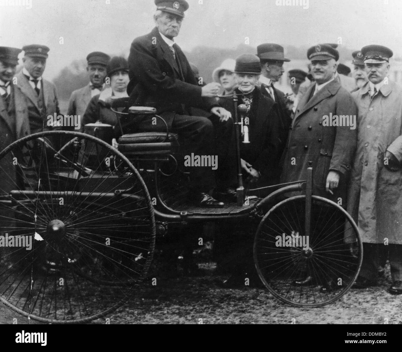 Karl Benz Benz dans son automobile, 1886. Artiste : Inconnu Banque D'Images