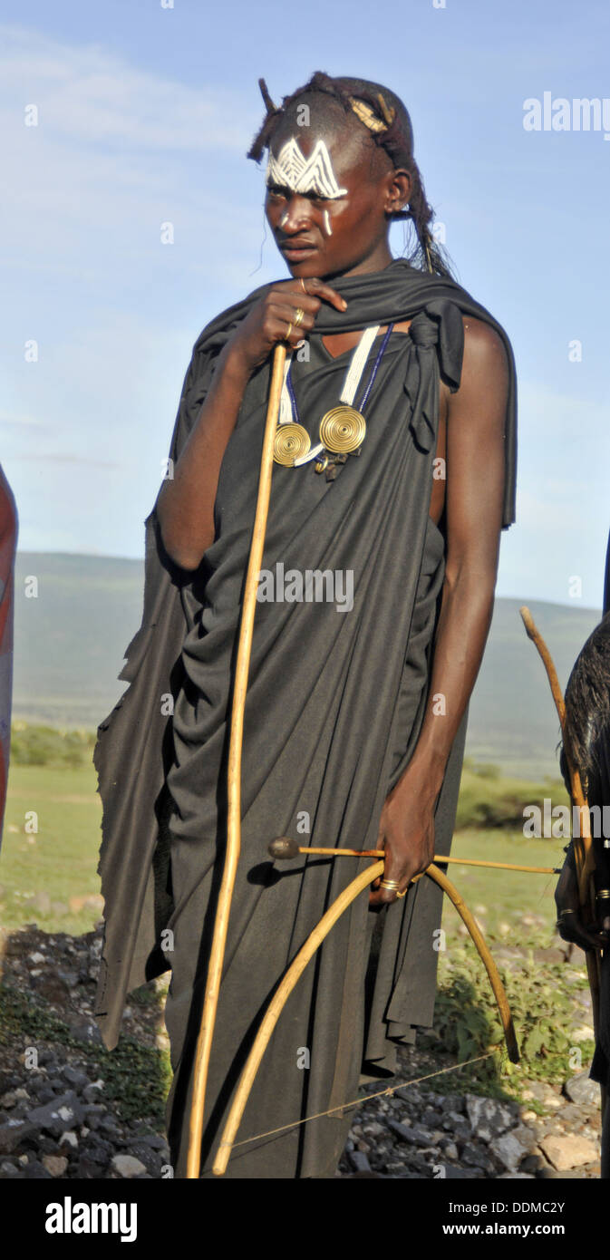 Robe noire traditionnelle de l'Afrique, tribu Maasai Tanzanie collection Banque D'Images