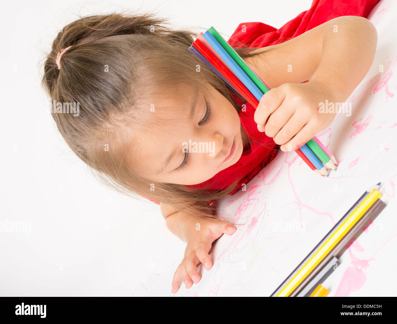 Jeune fille à l'aide de crayons à colorier Banque D'Images