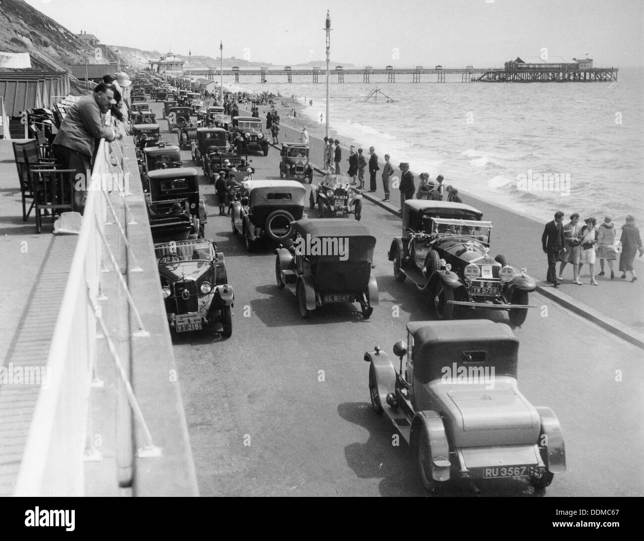 Les voitures qui circulent le long du front de mer de Bournemouth, Dorset, 1928. Artiste : Inconnu Banque D'Images
