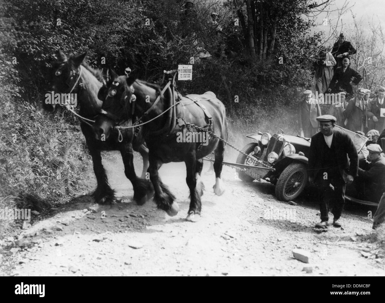 Chevaux tirant un MG jusqu'à une colline, c1936. Artiste : Inconnu Banque D'Images