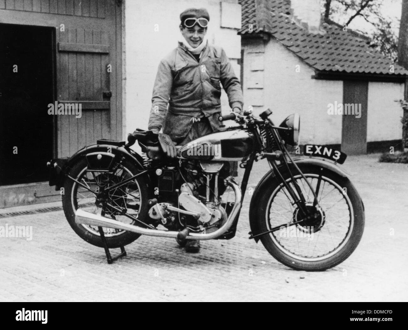 Donald Campbell à l'extérieur d'un garage à Headley Park, Surrey, 1938. Artiste : Inconnu Banque D'Images