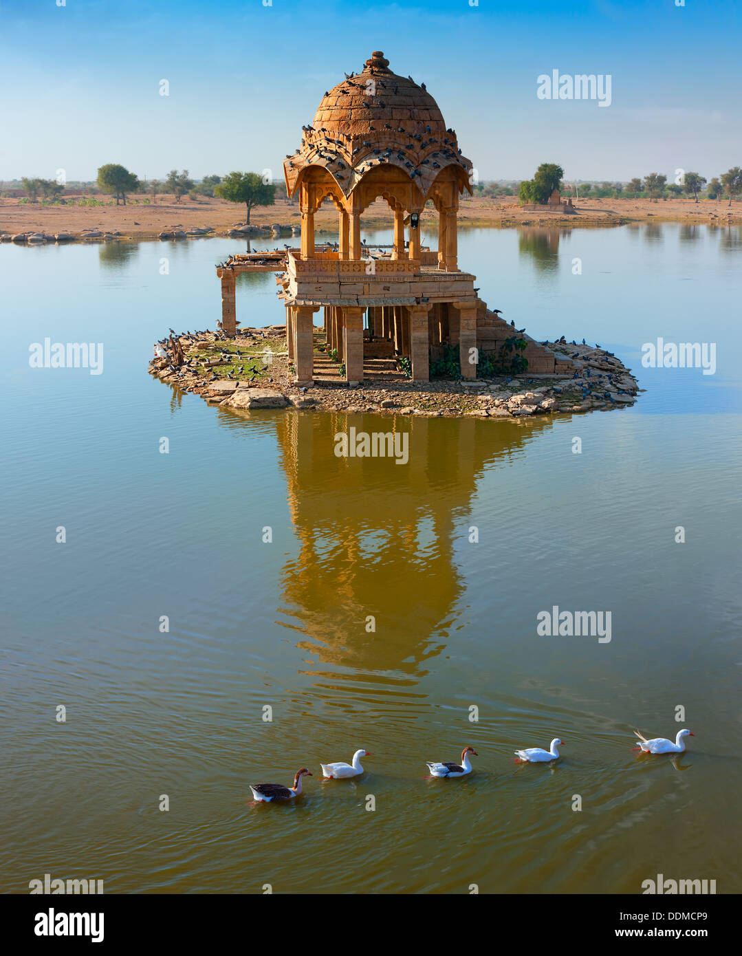 Gadi Sagar (Gadisar Lake) est l'une des plus importantes attractions touristiques dans la région de Jaisalmer, Rajasthan, Inde du Nord. Banque D'Images