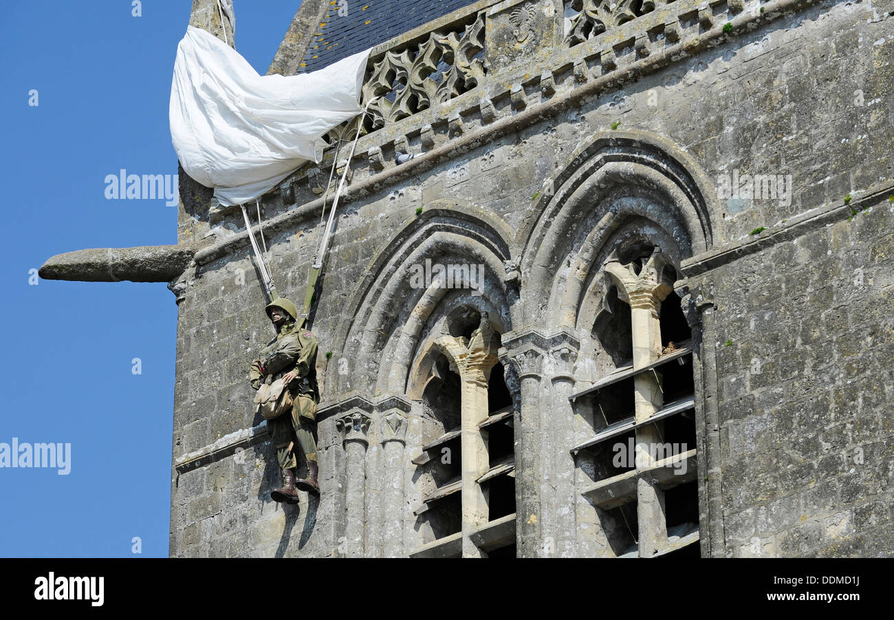 L'église de Sainte-Mère-Église, la Normandie, avec le mannequin de l'American paratrooper John Steele suspendu au clocher d'église Banque D'Images