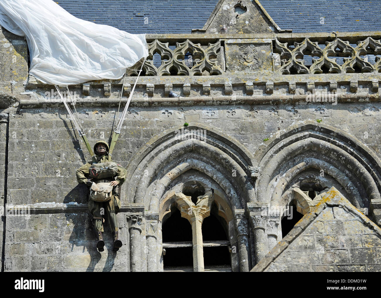 L'église de SainteMèreÉglise, la Normandie, avec le mannequin de l