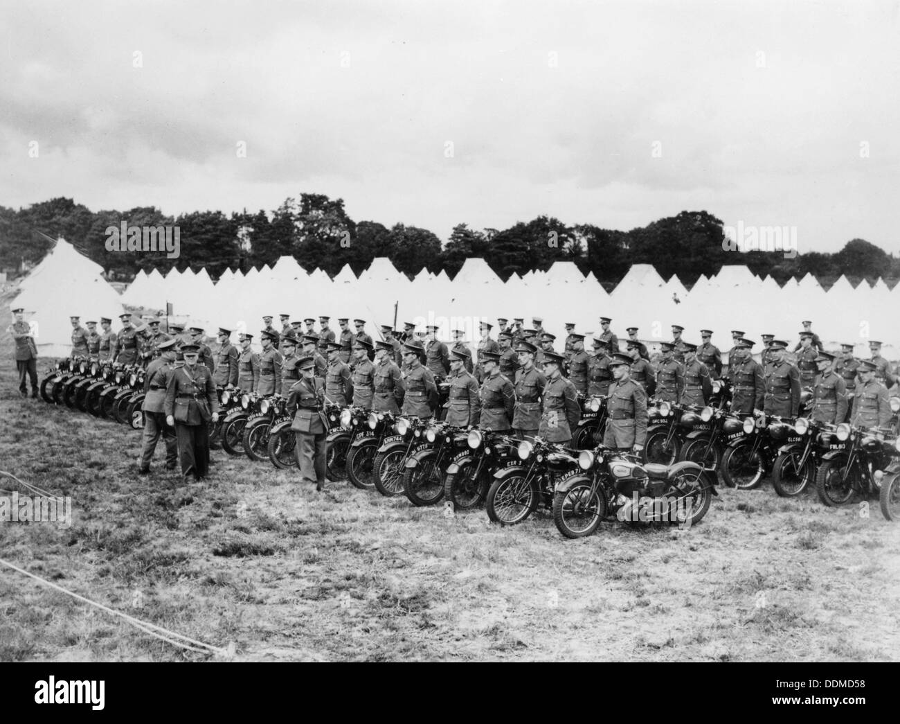 Sir Malcolm Campbell l'inspection de l'armée territoriale réservistes moto, c1938. Artiste : Inconnu Banque D'Images