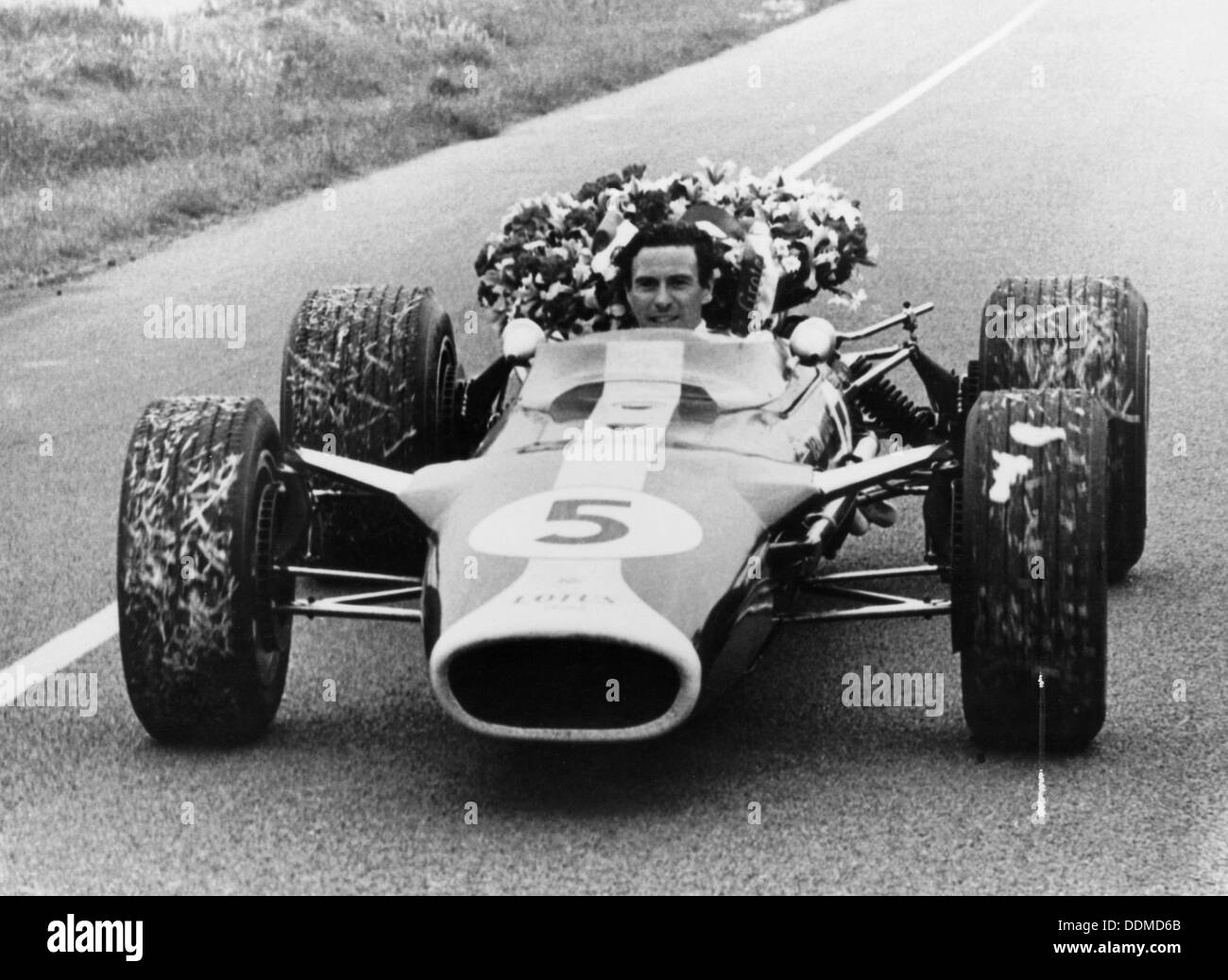 Jim Clark dans un lotus avec la couronne de laurier du vainqueur. Artiste : Inconnu Banque D'Images
