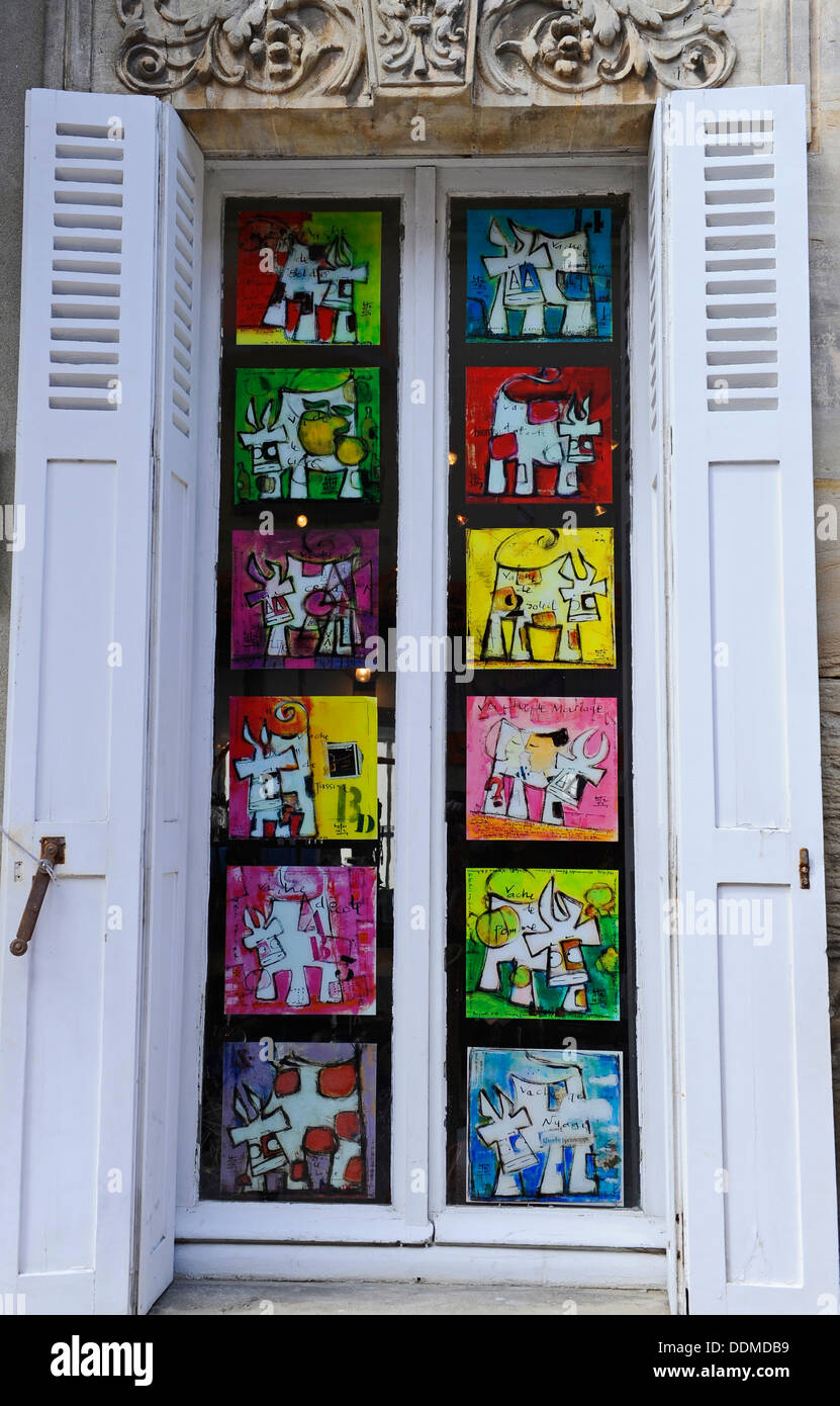 Artistes impression de la vache normande affiche dans une fenêtre à volets. Banque D'Images