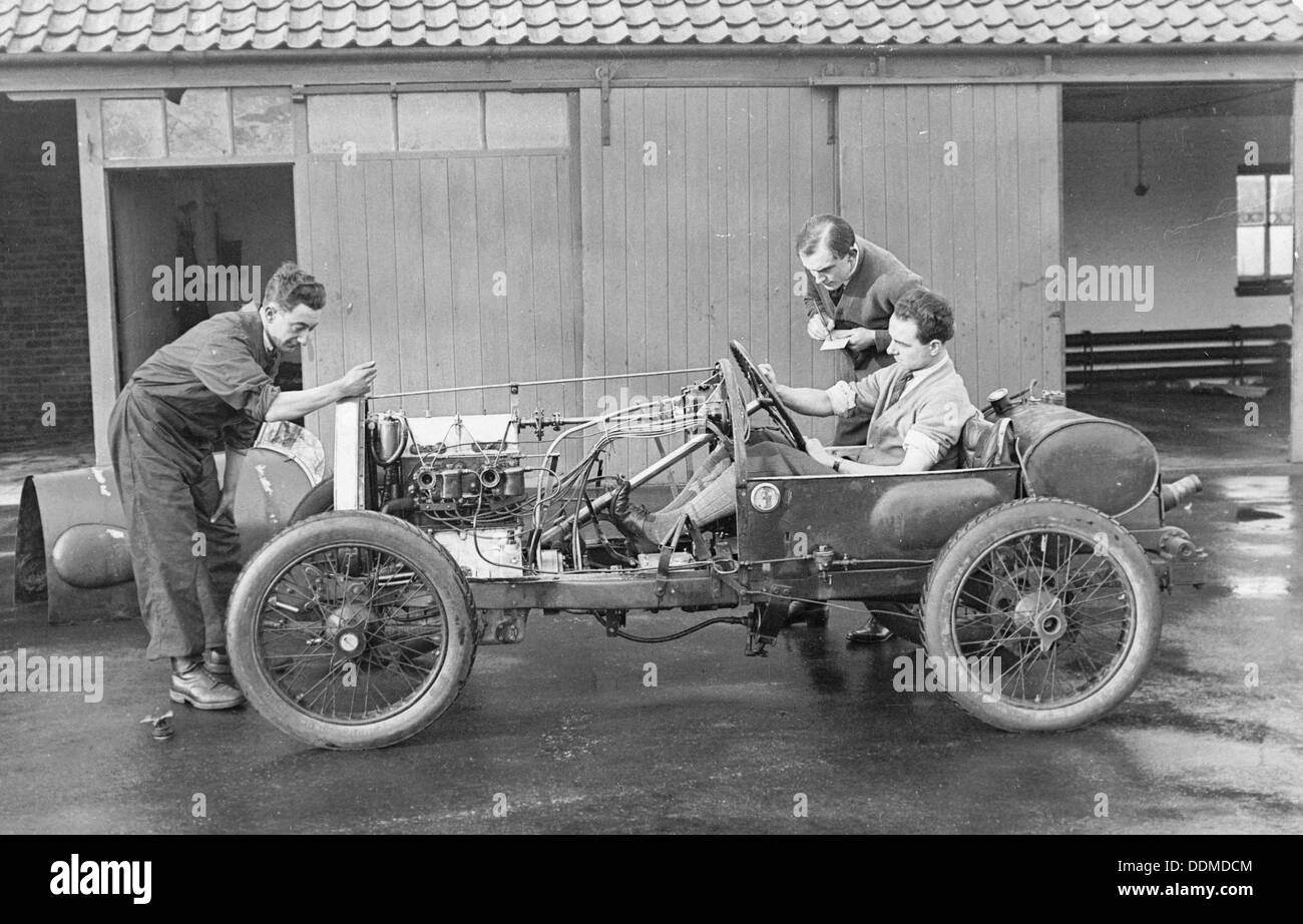 Amherst Villiers et un mécanicien de prendre les tours d'une Bugatti Cordon Rouge, c1920s. Artiste : Inconnu Banque D'Images