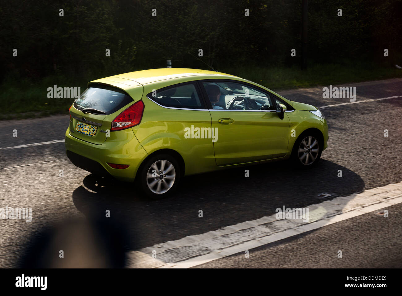 Seule voiture jaune jaune clair lime green ford fiesta Banque D'Images