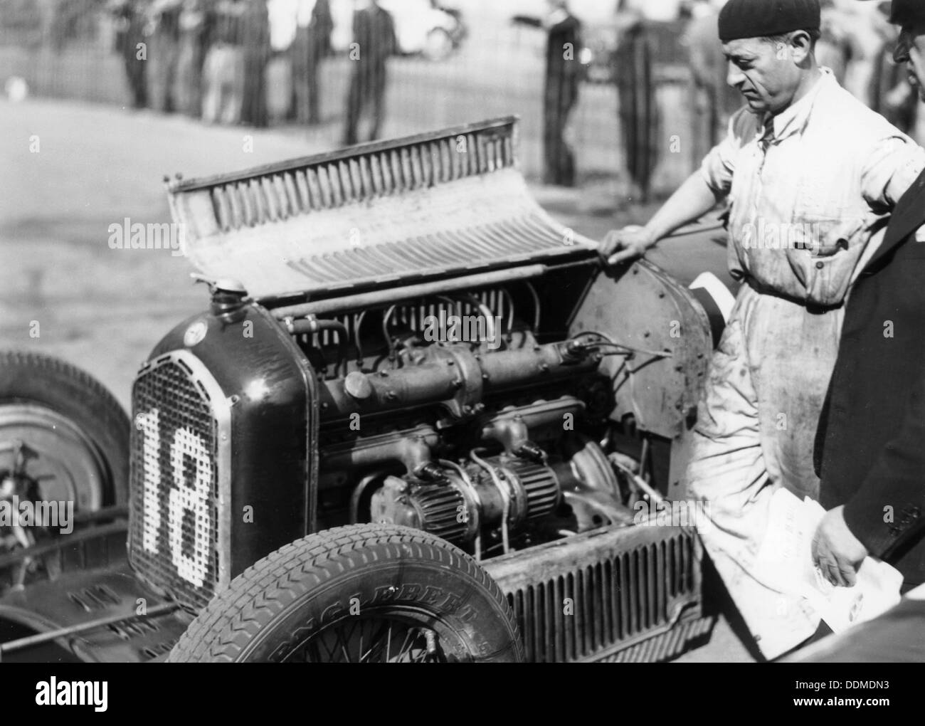 Attilio Marinoni, le chef mécanicien de la Scuderia Ferrari, avec une Alfa Romeo, 1934. Artiste : Inconnu Banque D'Images