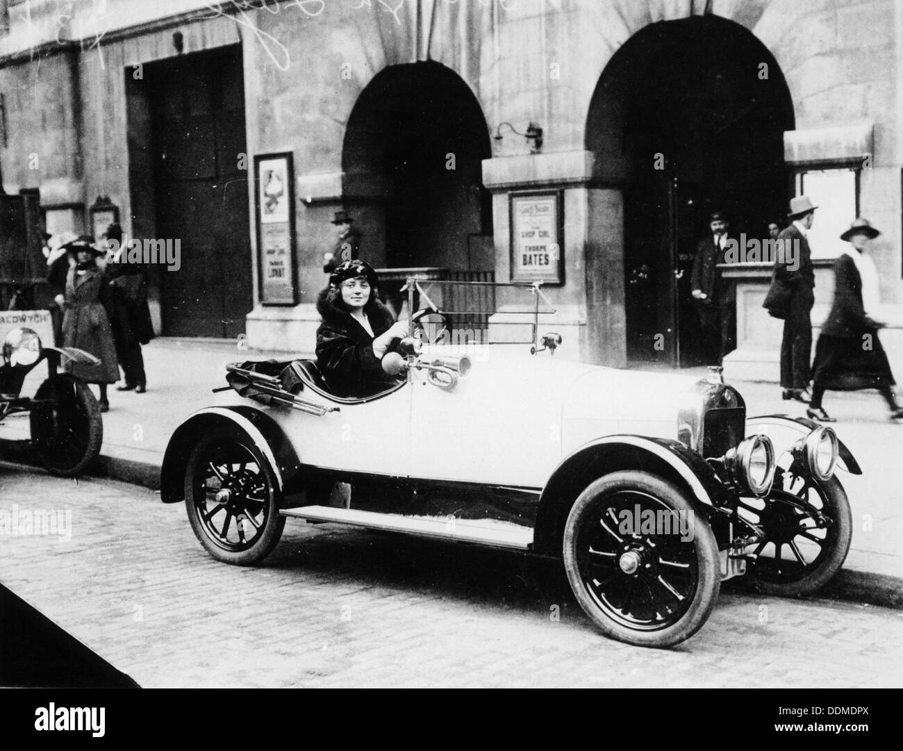Mlle Evelyn Laye assis dans une voiture en stationnement, (années 20 ?). Artiste : Inconnu Banque D'Images