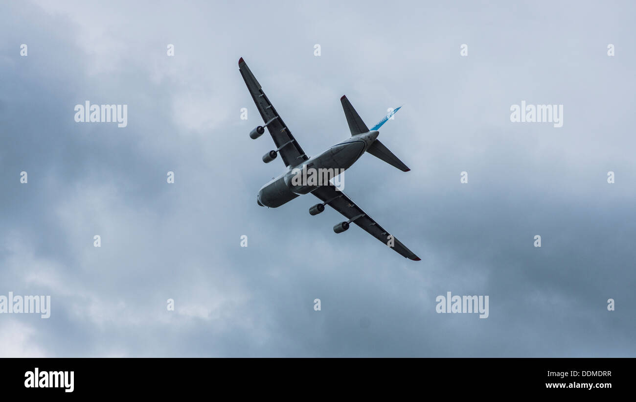 Antonov An 124-100 124-100 un avion plus quatre moteurs à réaction 4 jet cargo transporter jumbo jet Banque D'Images