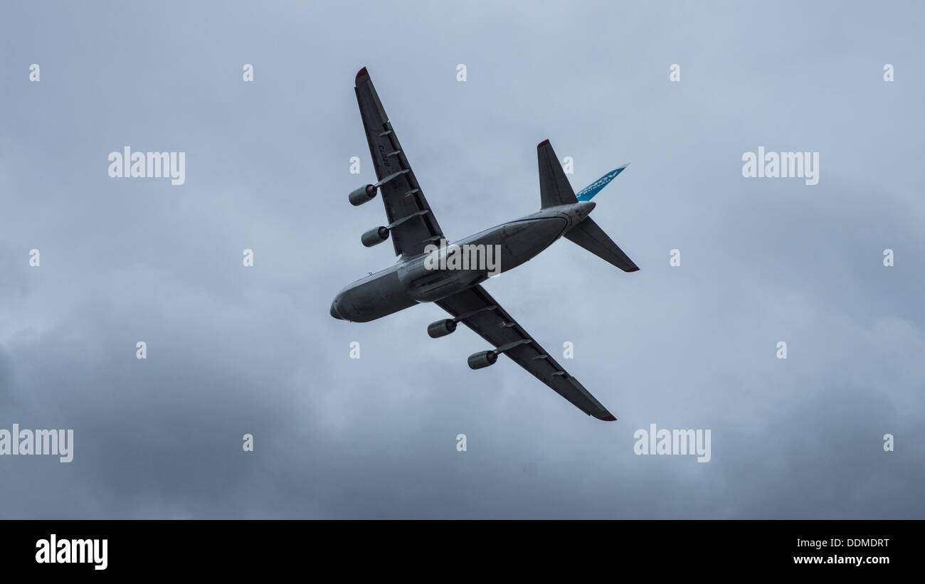 Antonov An 124-100 124-100 un avion plus quatre moteurs à réaction 4 jet cargo transporter jumbo jet Banque D'Images