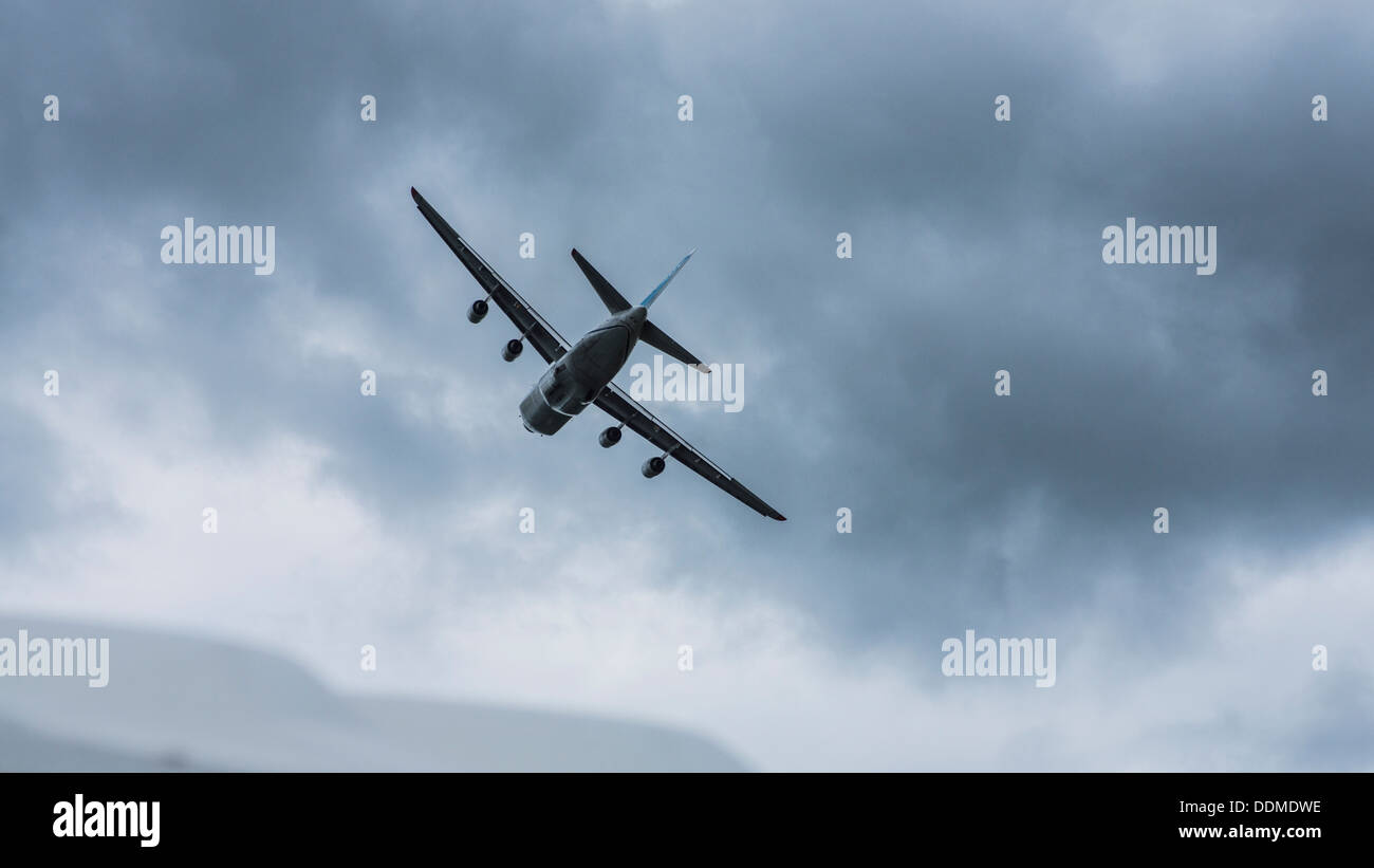 Antonov An 124-100 124-100 un avion plus quatre moteurs à réaction 4 jet cargo transporter jumbo jet Banque D'Images