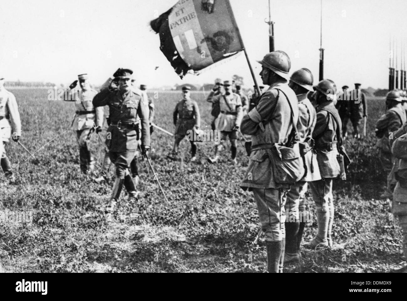 Le maréchal sir Douglas Haig saluer un drapeau d'infanterie, LA PREMIÈRE GUERRE MONDIALE, c1914-c1918. Artiste : Inconnu Banque D'Images