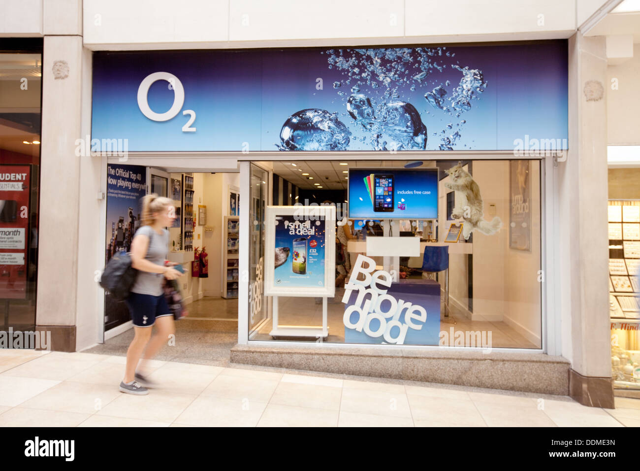 Extérieur du magasin O2, The Lion Yard, Cambridge, Royaume-Uni Banque D'Images