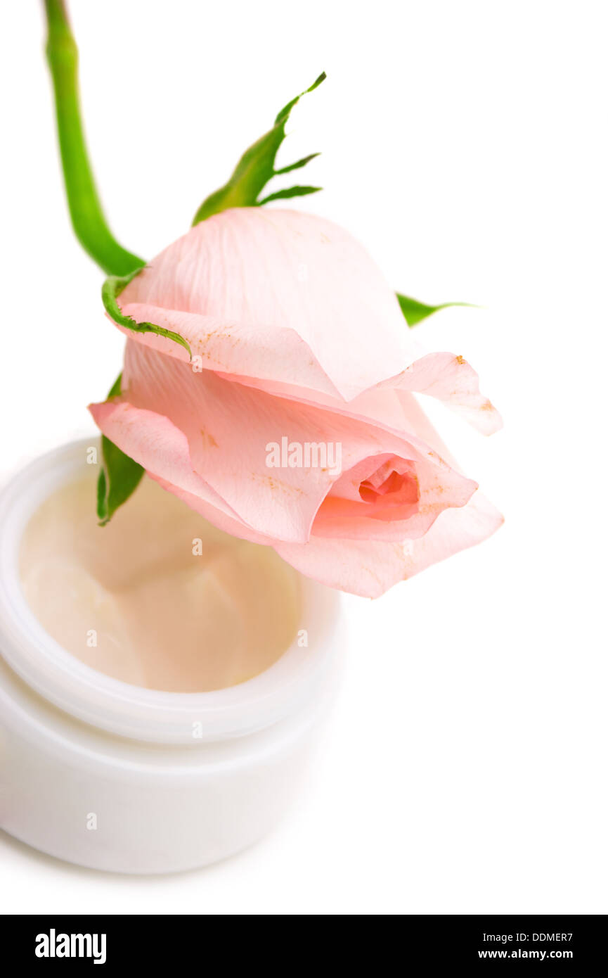 Crème cosmétique avec le parfum des roses fleurs isolé sur fond blanc Banque D'Images